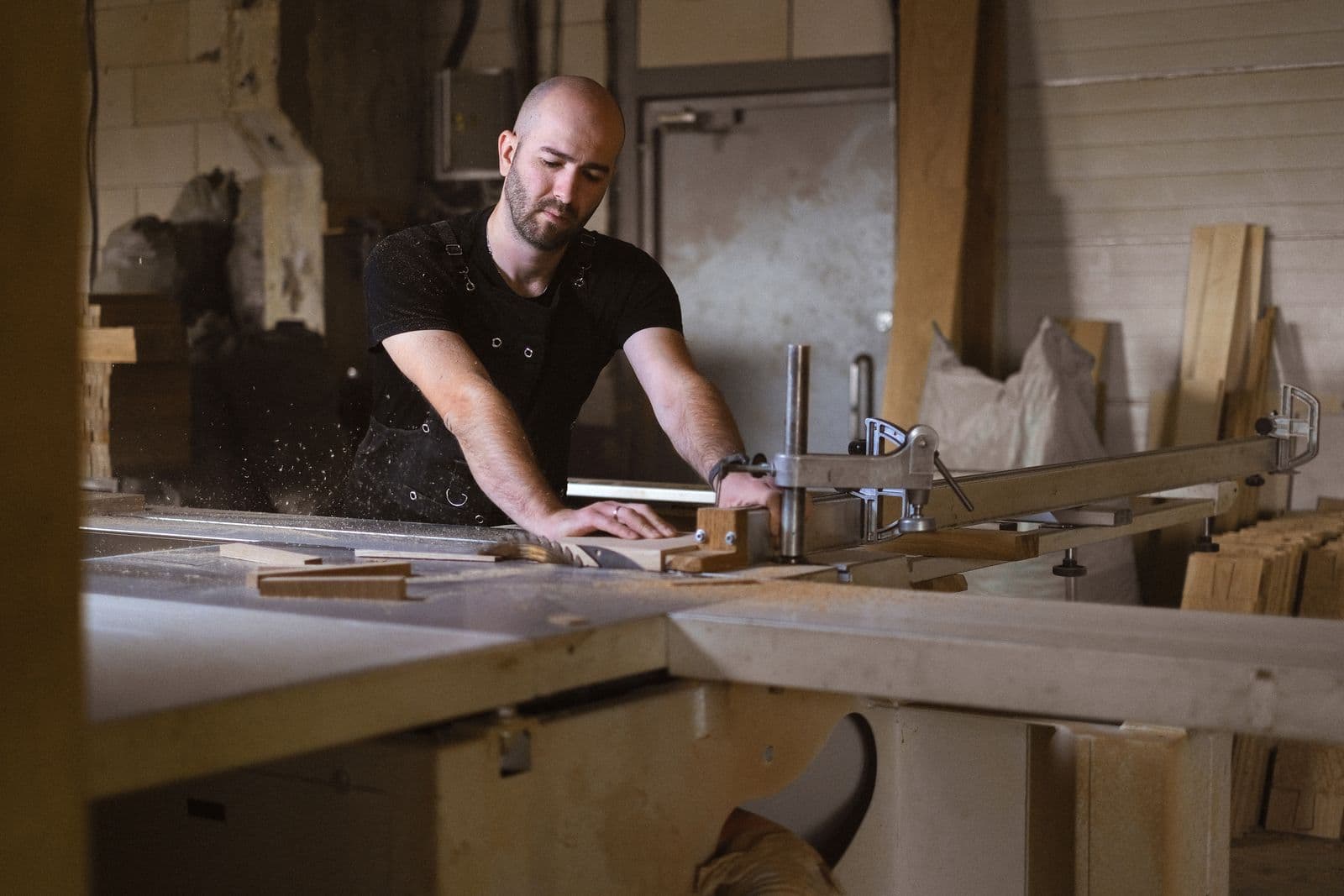 Menuisier au travail à l'établi, dans l'atelier
