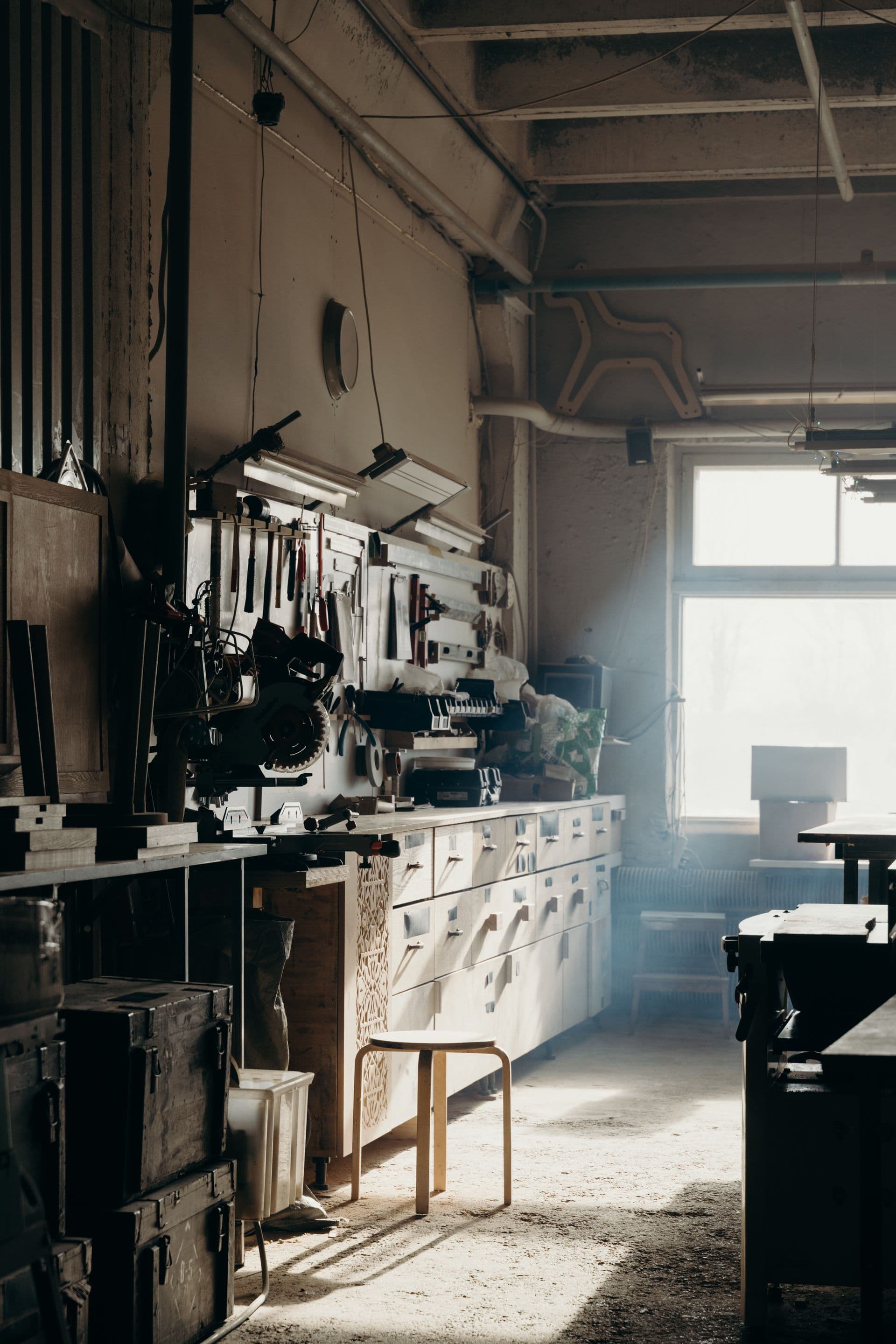 Atelier de menuiserie baigné de lumière